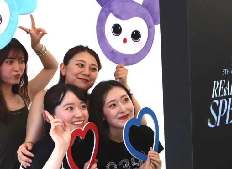 TWICE 5TH WORLD TOUR 